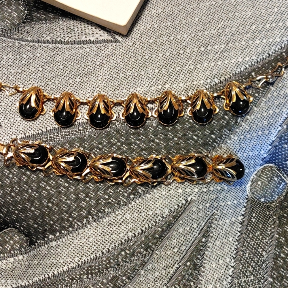 GOLD/BLK COSTUME NECKLACE BRACELET SET